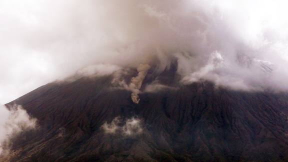 Volcán Tungurahua cubre de cenizas a vastos sectores agrícolas y ganaderos