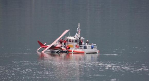 Rescatan a 76 pasajeros de un barco de turismo naufragando en Bahía Bay, Alaska