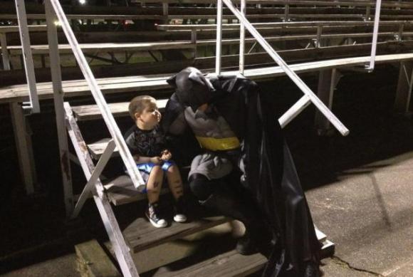 Jayden, un niño de 4 años con cancer en los huesos conoce a Batman