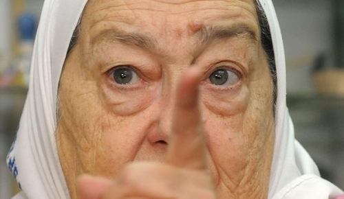 Piedrazos contra Hebe de Bonafini en Villa Soldati. ¨TUVIMOS MIEDO QUE NOS LINCHEN¨. 