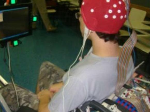 Bioingeniero Argentino crea un dispositivo capaz de mover una silla de ruedas a través de señales cerebrales