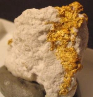 Revelan primeras nano imágenes de las moléculas de oro agrupadas en forma piramidal