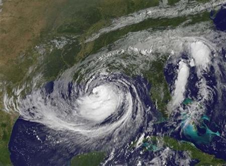 Huracán Isaac toca tierra con vientos de 130 Km/h y marejadas de más de 3 metros