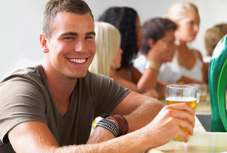 La forma del vaso influye en la velocidad a la que bebes cerveza
