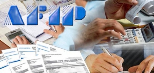 Arriba las manos: los impuestos o la vida. ¿CÓMO NACIÓ LA IDEA DE QUE PAGAR IMPUESTOS ES ALGO SAGRADO?