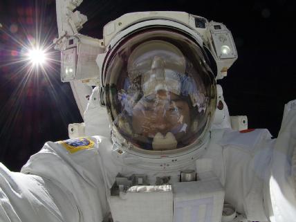 Revelan imágenes de la caminata espacial en ISS