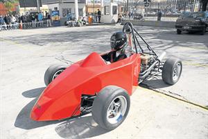 Estudiantes Argentinos de Ingeniería mecánica diseñaron y construyeron un auto de carrera‏