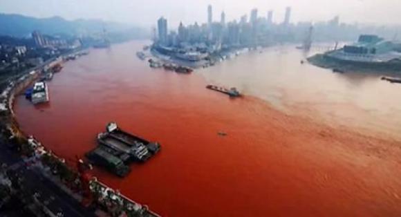 Río Yangtze en China se torna rojo