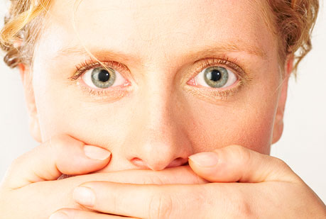 Las mujeres hablan menos cuando están en minoría