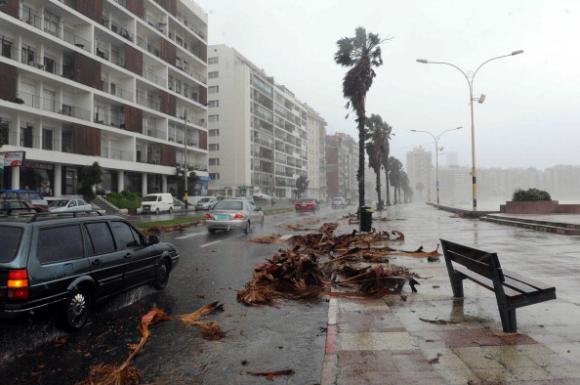 Fuerte temporal en Uruguay causa dos muertos y cientos de evacuados