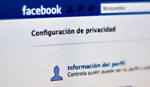 Usuarios de Facebook reclaman que mensajes privados aparecen en los muros