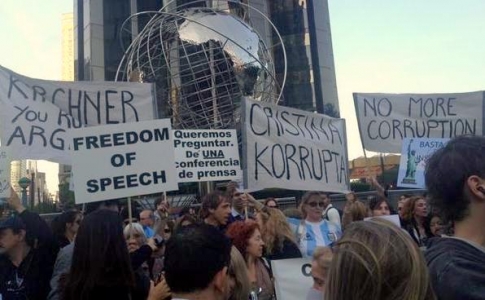 Repudio a Cristina en Nueva York. 200 PERSONAS SE CONGREGARON EN COLUMBUS CIRCLE EN CONTRA DEL GOBIERNO.