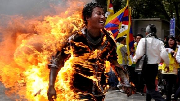 Hombre tibetano se inmola ignorando las súplicas de exiliados