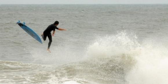 Locura en Nueva York: surfistas desafían la llegada del huracán Sandy