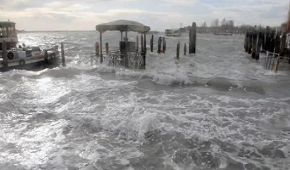 Venecia se inunda nuevamente al recibir una marea de 140 centímetros