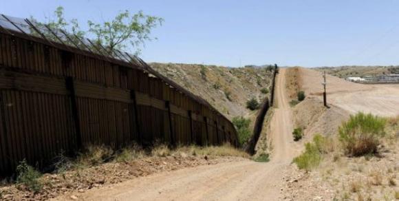 Inédito: intentaron escalar la frontera con un Jeep... y quedaron atascados