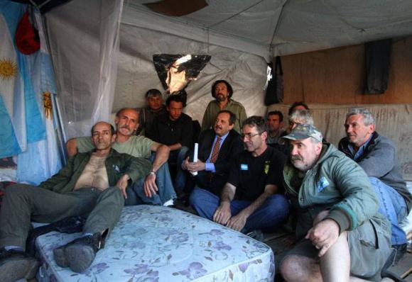 Alfonsín visitó a los ¨movilizados¨ de Plaza de Mayo