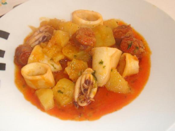 Patatas con chorizo y calamares