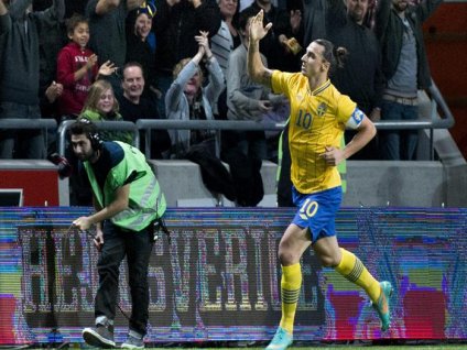 Ibrahimovic se lució con un póker de goles.