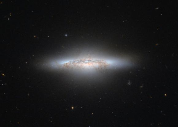 NASA y ESA muestran imagen de una grandiosa galaxia lenticular de Virgo
