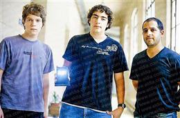 Estudiantes de una escuela tecnica platense inventan un dispositivo que permite a los sordos “ver” sonar el teléfono