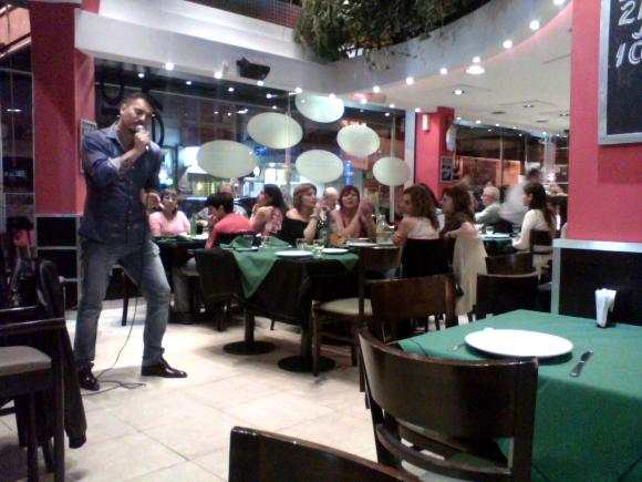 FOTOS SHOW GUSTAVO SANTILLAN EN¨9 REINAS¨SANTOS LUGARES AYER