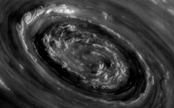 Nubes se arremolinan al centro del imperturbado hexágono del polo Norte de Saturno