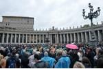 Con la esperanza en la victoria de la Cruz, el corazón humano encontrará siempre suelo firme, el Papa a la hora del ángelus