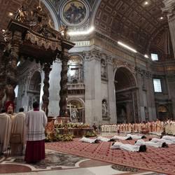 Una circular interna invita a todos los eclesiásticos que trabajan en la Santa Sede a que usen la sotana negra o el “clergyman”