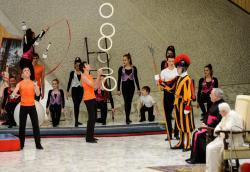 La gente del circo recibe la bendición del Papa