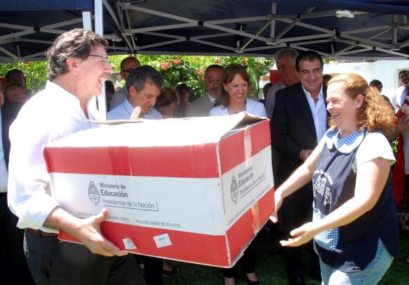 Urribarri y Sileoni entregaron Planes de Mejora Institucional nacionales a escuelas técnicas de Entre Ríos