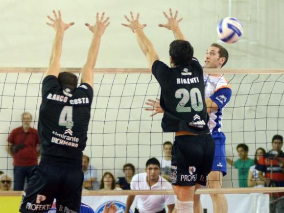 Gigantes del Sur pudo gritar su primera victoria en casa, ante PSM Voley
