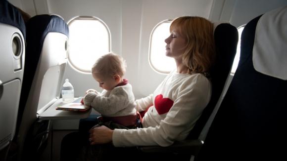 Tips para que viajar en avión con niños no sea una pesadilla