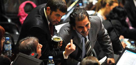 Legislatura: Empujones, desmayos y traiciones en el debate de la ley motochorros