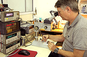 Investigadores argentinos desarrollan memorias para satélites