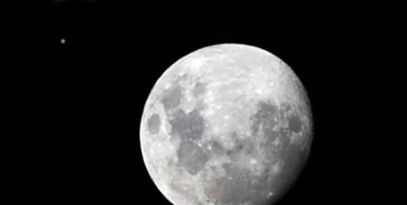 Júpiter anoche fue una mancha al lado de la Luna.