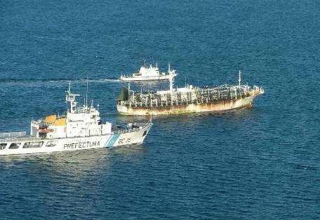 Argentina retiene dos barcos chinos por pesca ilegal de arrastre