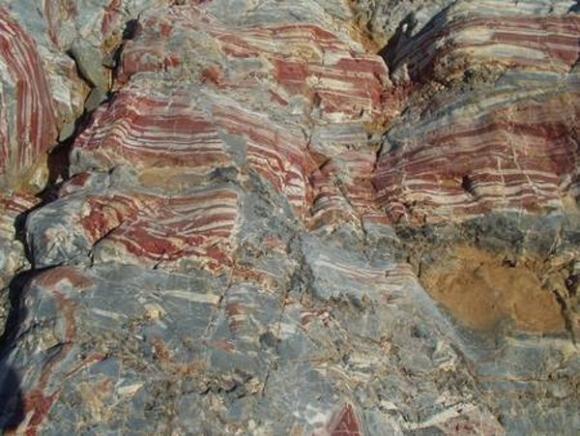 Descubren los fósiles más antiguos de la Tierra con trazas de bacterias
