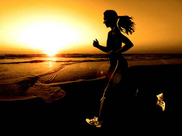 ¿Sabías que al correr hacia atrás quemamos el doble de calorías?