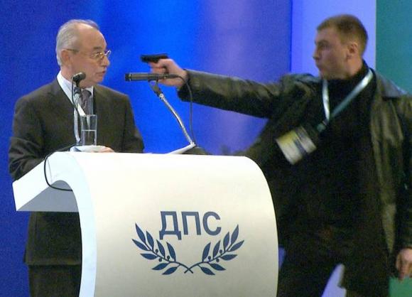 VIDEO: En Bulgaria intentaron asesinar a un político mientras daba un discurso en público