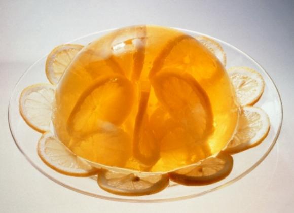 Gelatina de frutas: Este alimento nos ayuda a controlar el peso corporal.