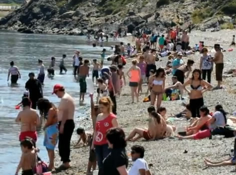Histórico: Hicieron 27° en Usuahia y la gente improvisó un balneario.