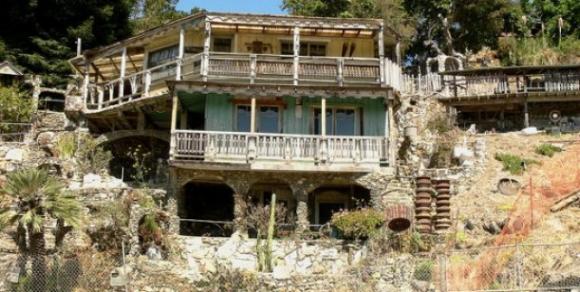 Una casa hecha con basura.