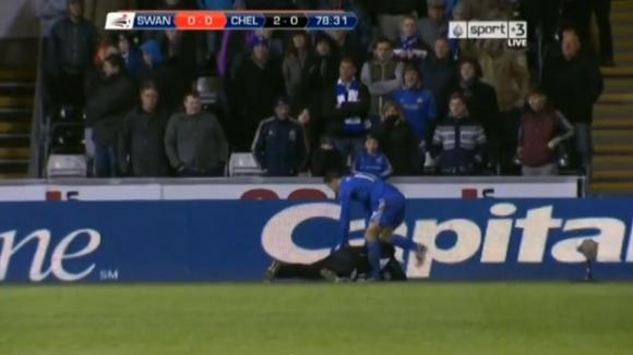 Video: Un jugador del Chelsea patea a un recogepelotas