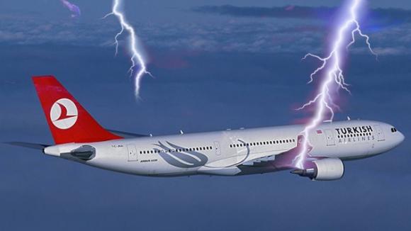 Video: Un avión de pasajeros se incendia en pleno vuelo tras ser alcanzado por un rayo