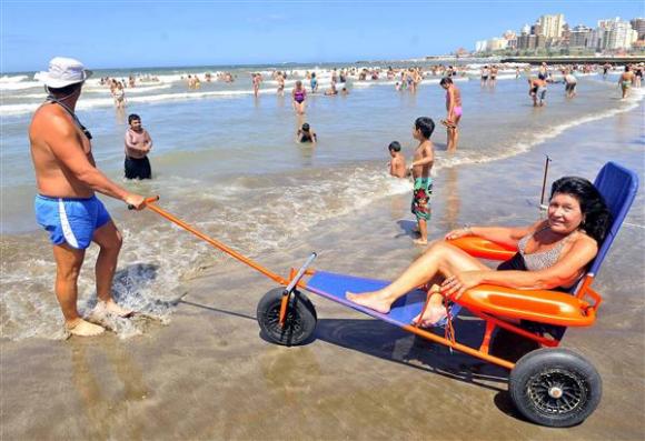 Guardavidas Argentinos crean una silla para llevar y hacer entrar al mar a discapacitados