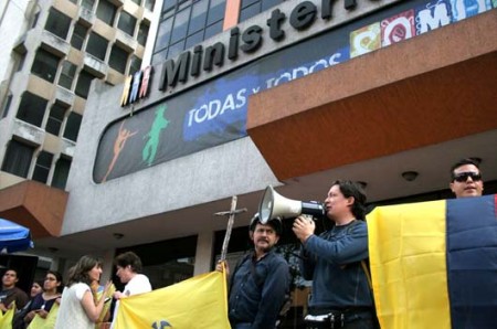 Denuncian que Gobierno ecuatoriano financia revista abortista y anticatólica
