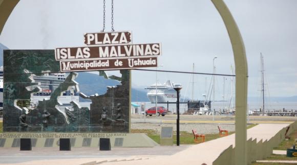 El Imperio británico pudo más que la ley Rivero: dos cruceros ingleses en Ushuaia