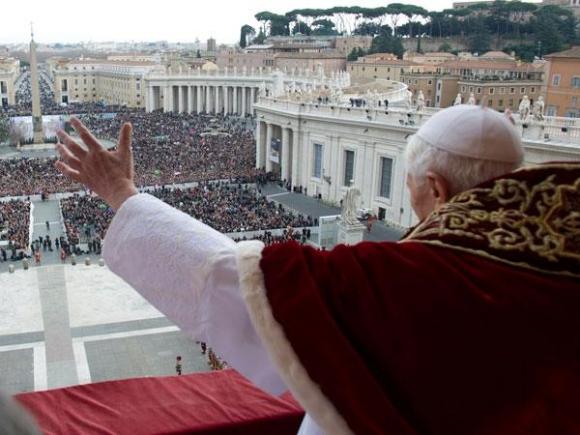 Benedicto XVI renunciará al Pontificado por falta de fuerzas.