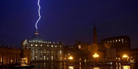 Rayo cae sobre Basílica de San Pedro tras renuncia del Papa Benedicto XVI